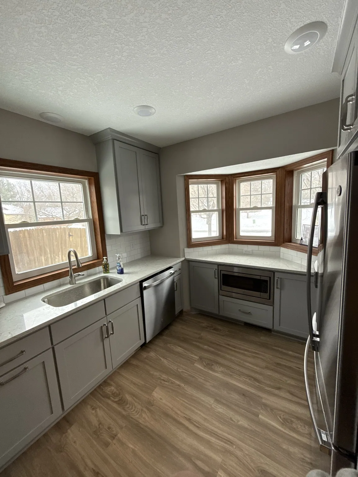Finished kitchen with gray cabinet doors and drawer fronts.